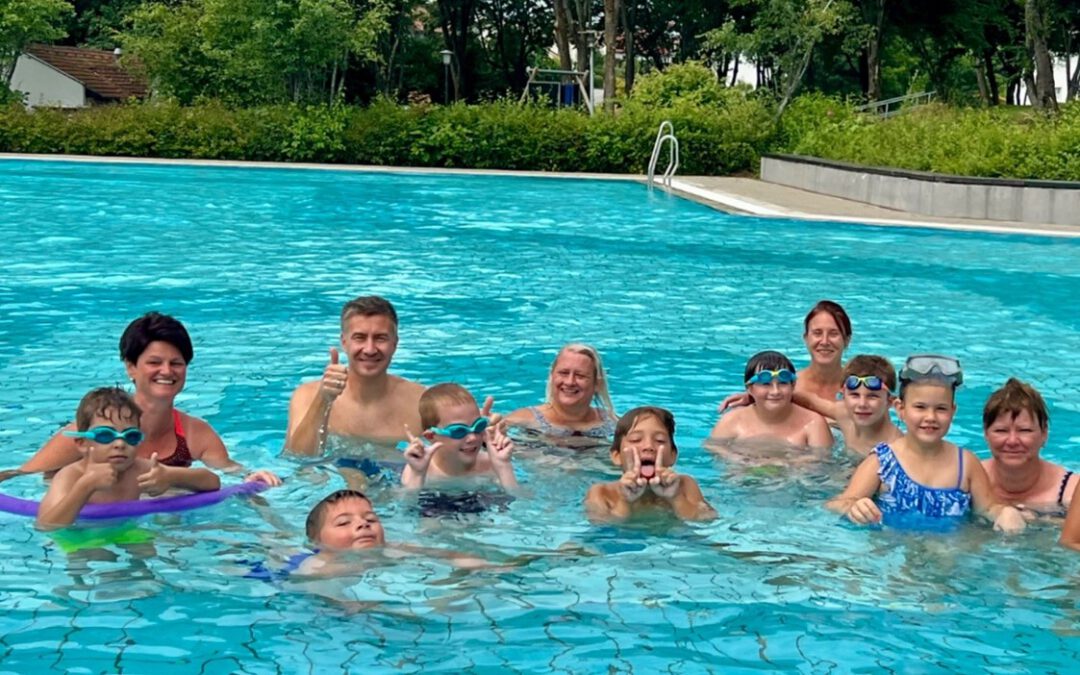 „Wasserspaß und Sicherheit – Schwimmen lernen leicht gemacht!“