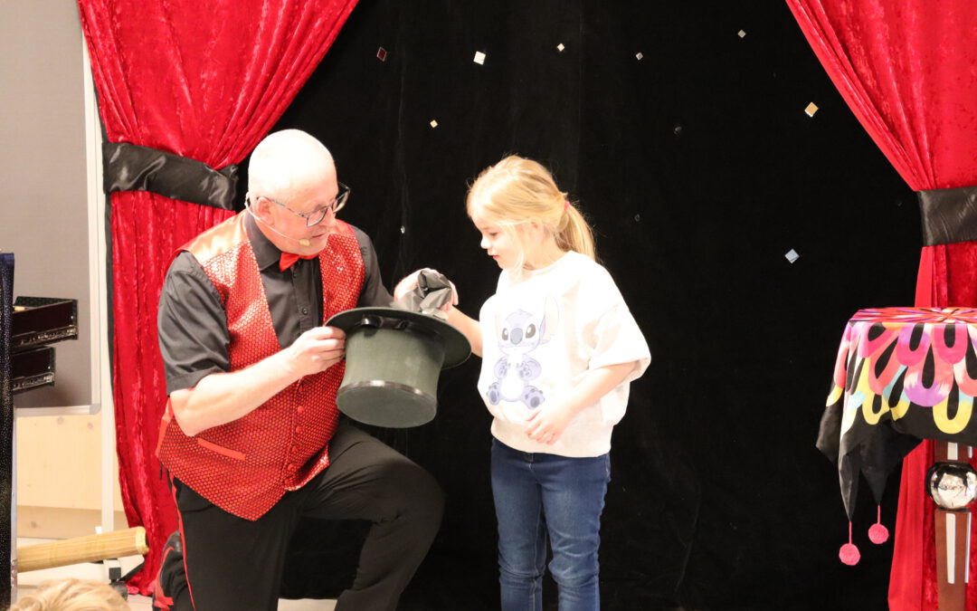 Zauberer Christian fasziniert die SVE-Kinder und die gesamte Klasse 1/1A XG